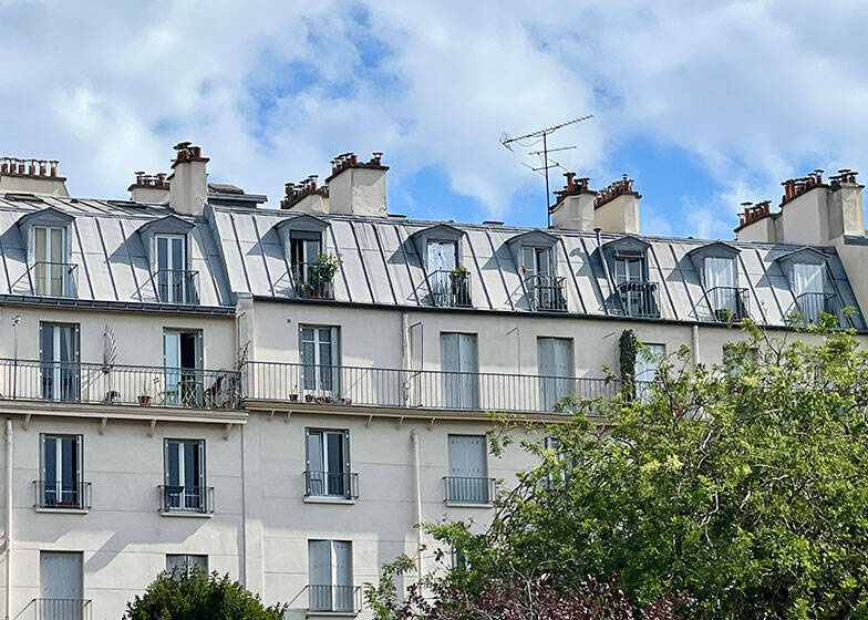 連日38度超のパリ猛暑。景観保護でエアコン設置不可、フランス人が本気で実践する「濡れパジャマ」「濡れ靴下」の驚くべきローテク生存ハック