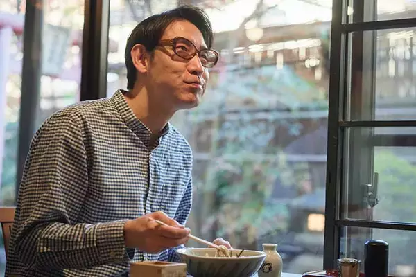 「【小宮山雄飛 蕎麦呑みの名店】とりあえず升酒から。蕎麦も料理もウマい人気の老舗『本むら庵』」の画像