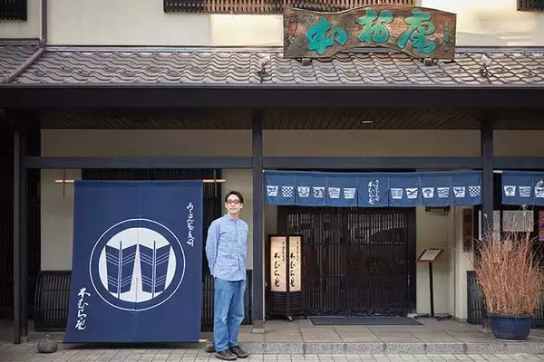 「【小宮山雄飛 蕎麦呑みの名店】とりあえず升酒から。蕎麦も料理もウマい人気の老舗『本むら庵』」の画像