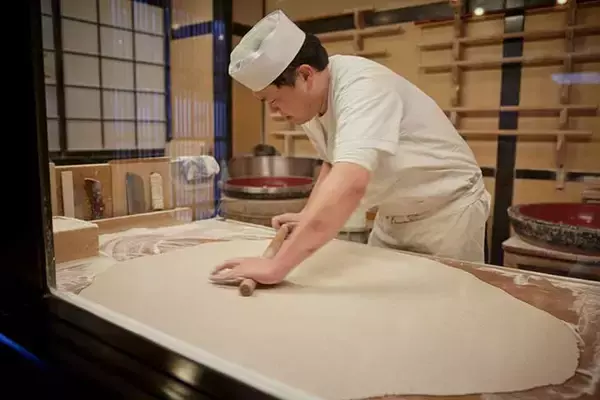 「【小宮山雄飛 蕎麦呑みの名店】とりあえず升酒から。蕎麦も料理もウマい人気の老舗『本むら庵』」の画像