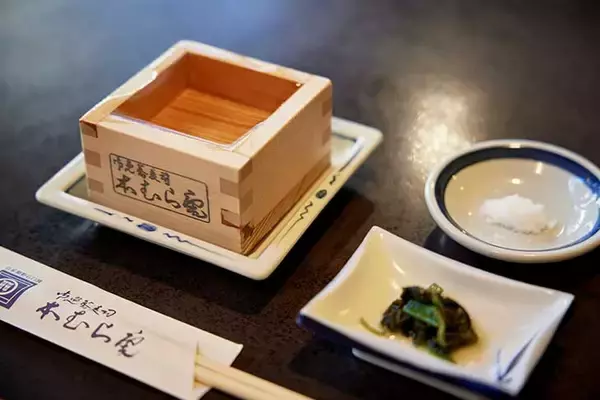 「【小宮山雄飛 蕎麦呑みの名店】とりあえず升酒から。蕎麦も料理もウマい人気の老舗『本むら庵』」の画像