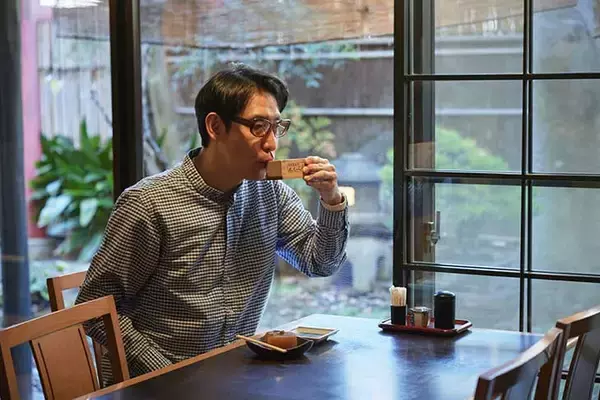 「【小宮山雄飛 蕎麦呑みの名店】とりあえず升酒から。蕎麦も料理もウマい人気の老舗『本むら庵』」の画像