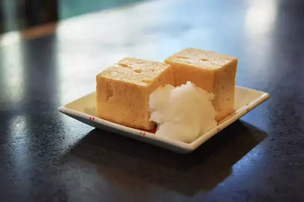 「【小宮山雄飛 蕎麦呑みの名店】とりあえず升酒から。蕎麦も料理もウマい人気の老舗『本むら庵』」の画像