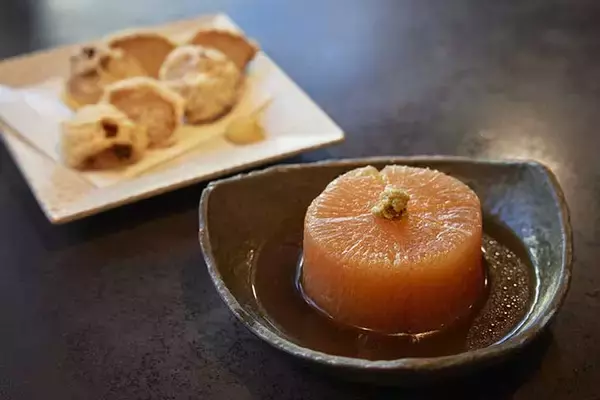 「【小宮山雄飛 蕎麦呑みの名店】とりあえず升酒から。蕎麦も料理もウマい人気の老舗『本むら庵』」の画像