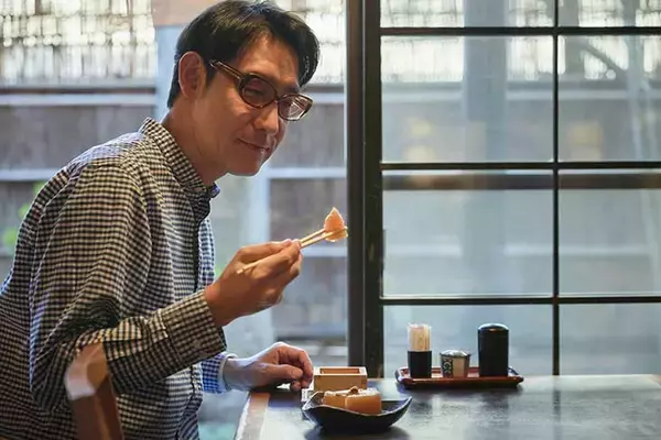 「【小宮山雄飛 蕎麦呑みの名店】とりあえず升酒から。蕎麦も料理もウマい人気の老舗『本むら庵』」の画像