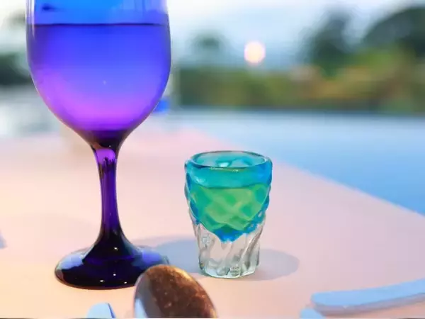 「【沖縄スポット】海に沈む夕日を眺めながら。『オリエンタルヒルズ沖縄』でフレンチディナー」の画像