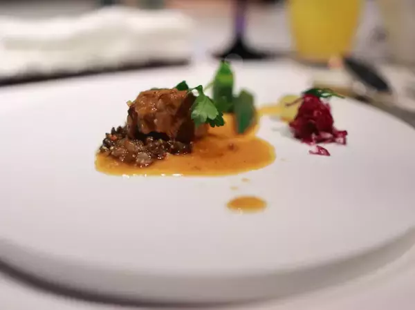 「【沖縄スポット】海に沈む夕日を眺めながら。『オリエンタルヒルズ沖縄』でフレンチディナー」の画像