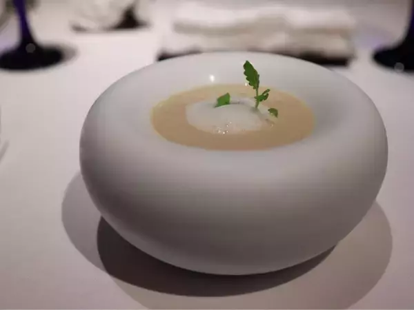 「【沖縄スポット】海に沈む夕日を眺めながら。『オリエンタルヒルズ沖縄』でフレンチディナー」の画像