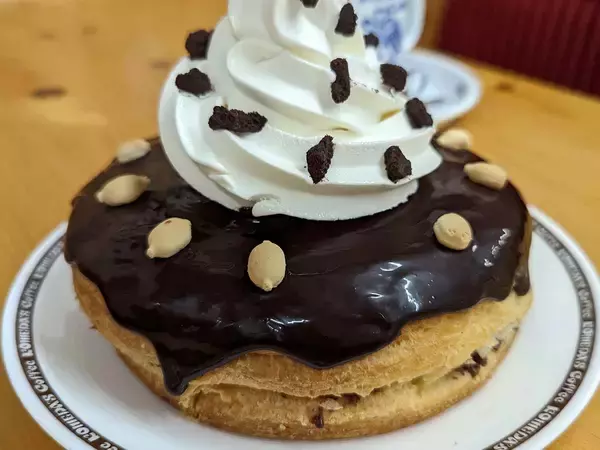 「【実食調査】コメダ珈琲店の大ヒット作「シロノワール」の新作“ブラックサンダー”はイナズマ級に旨いのか？」の画像