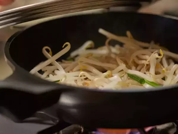 「【土曜のお昼は丼ごはん】安いもやしが大活躍！ふんわり卵の「もやしのかに玉丼」レシピ」の画像