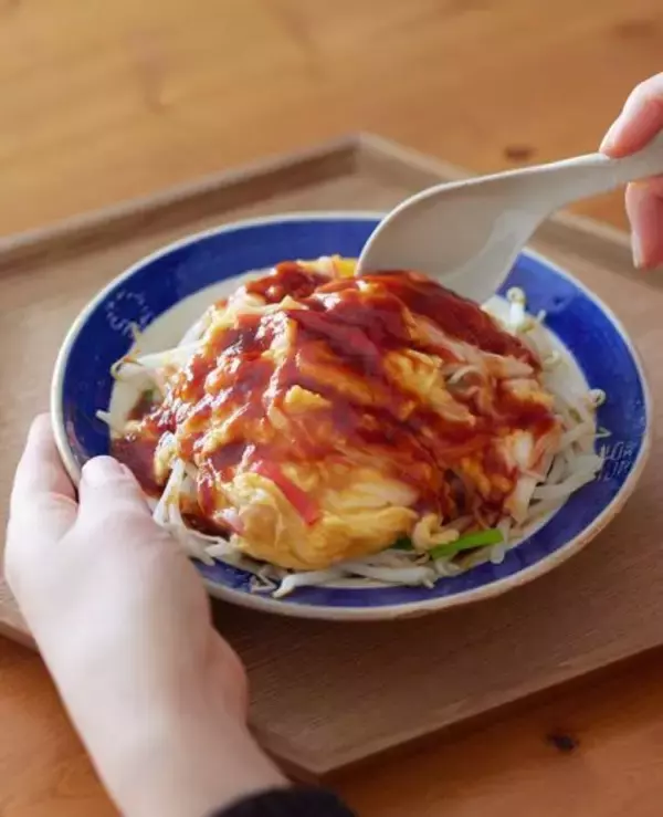「【土曜のお昼は丼ごはん】安いもやしが大活躍！ふんわり卵の「もやしのかに玉丼」レシピ」の画像