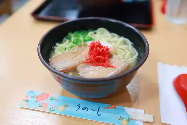 【沖縄空港グルメ】やっぱり沖縄そば！ 旅の締めくくりにローカル感を味わう『そば処 琉風』