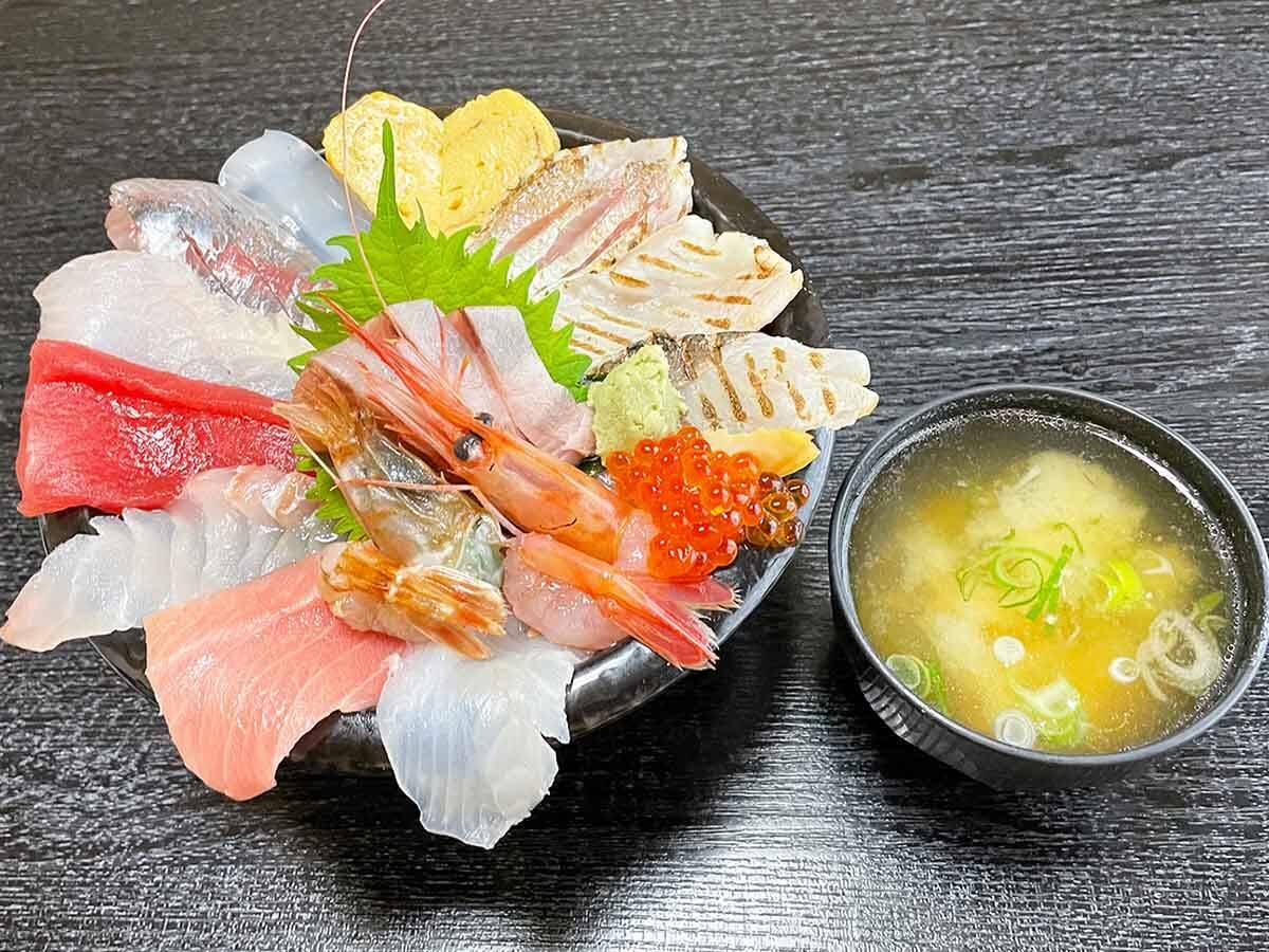 金沢で海鮮丼ならココ！ 行列必至の人気店『いきいき亭』で鮮度抜群の絶品「海鮮丼」を食べてきた