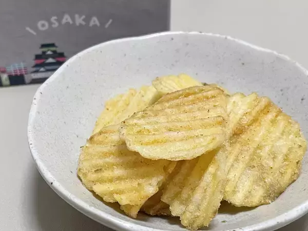 「ただのポテチと侮るなかれ。大阪土産の新定番、大人の贅沢「グランカルビー」とは？」の画像