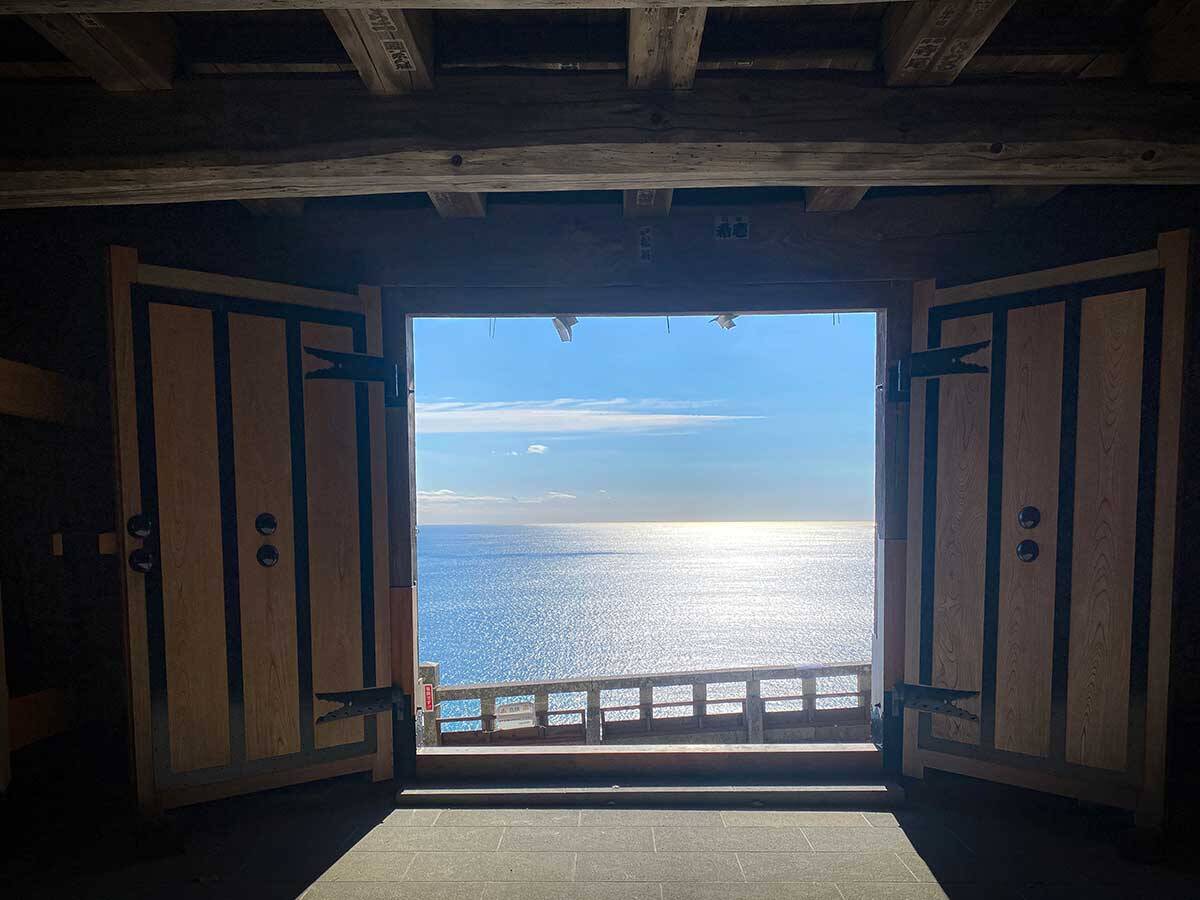 人気スポットで金運・勝負運をアップ！ 国宝「久能山東照宮」の参拝＆絶品の甘味処