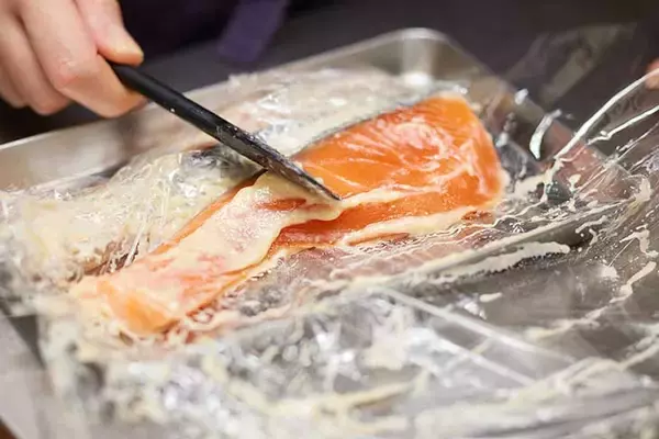 「【つくおきレシピ】肉も魚もふっくら、旨味たっぷり！プロの「粕漬け」をお正月料理の一皿に」の画像