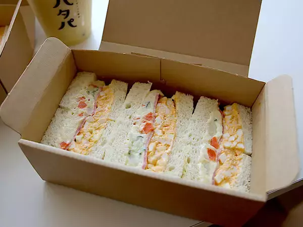 「行列必至！ 大阪で大人気の『たまごサンドの銘店 パタパ』で3種の「たまごサンド」を食べ比べてみた」の画像