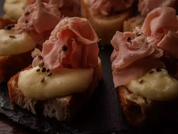 「【パン食べ放題ランチ】が大人気！ベーカリー併設ダイニング『MONDO』で食べたい冬メニュー6選」の画像