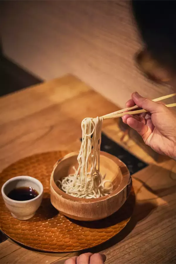 「【小宮山雄飛 蕎麦呑みの名店】北千住の名店『千寿 竹やぶ』で3種の蕎麦を食べ比べる至福のひと時」の画像