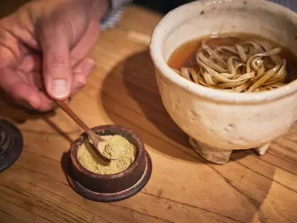 「【小宮山雄飛 蕎麦呑みの名店】北千住の名店『千寿 竹やぶ』で3種の蕎麦を食べ比べる至福のひと時」の画像