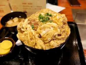 喫茶店なのにカツ丼が旨い！ 大阪『ポミエ』でフルフル玉子の「デカ盛りカツ丼」を体験してきた