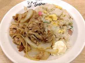 『れんげ食堂Toshu』の人気メニューが同時に味わえる。再登場の「生姜焼きチャーハン」を食べてみた