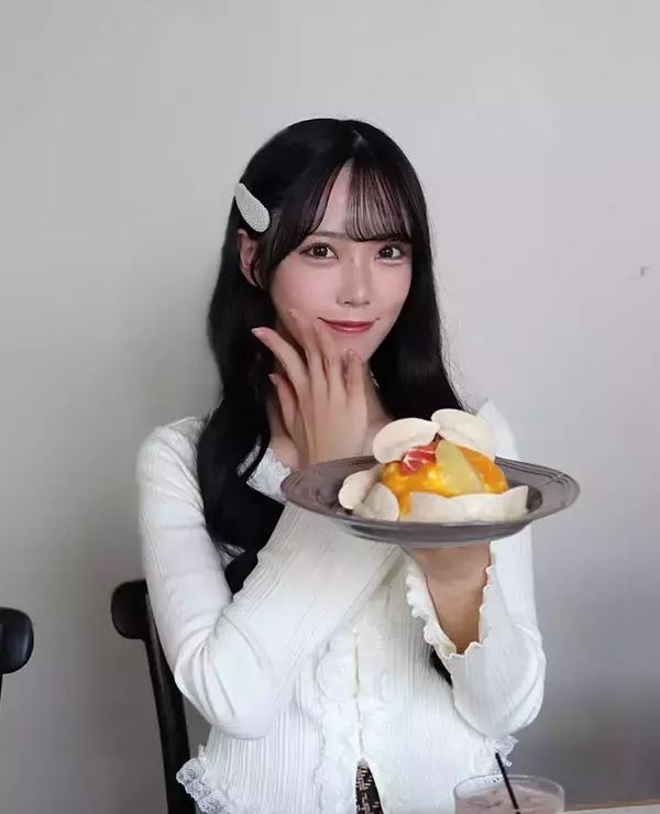 「【STU48吉田彩良さん】私が恋する白いカフェVol.7。広島の『brique rouge』で絶品スイーツ」の画像