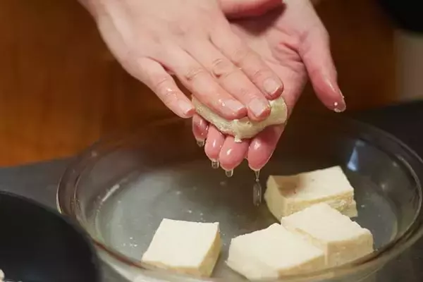 「【作り置きお弁当レシピ】まるでお肉！ごはんが進む「豆腐そぼろ」の作り方」の画像