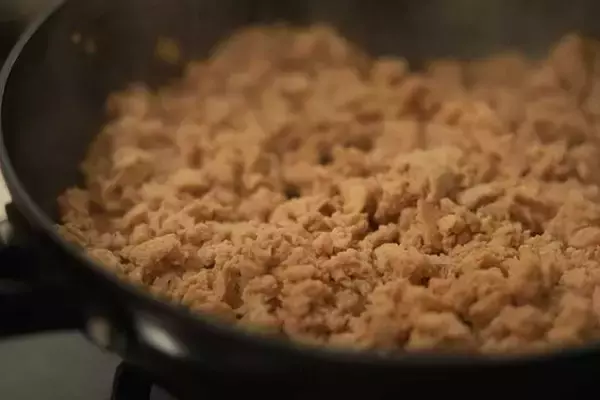 「【作り置きお弁当レシピ】まるでお肉！ごはんが進む「豆腐そぼろ」の作り方」の画像