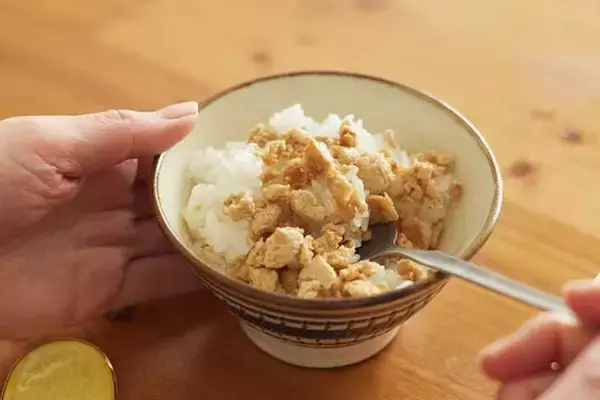 「【作り置きお弁当レシピ】まるでお肉！ごはんが進む「豆腐そぼろ」の作り方」の画像