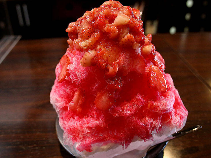 真冬でも氷マニアが通う“巨大かき氷”！ 京都一の老舗氷屋が監修する喫茶店で「生搾り苺かき氷」を食べてきた