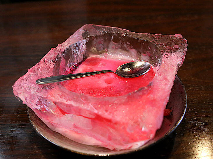 真冬でも氷マニアが通う“巨大かき氷”！ 京都一の老舗氷屋が監修する喫茶店で「生搾り苺かき氷」を食べてきた