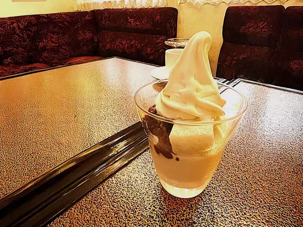 「【老舗喫茶】今も変わらぬ味を求めて。小樽の洋菓子店『あまとう』で味わう名物「クリームぜんざい」」の画像