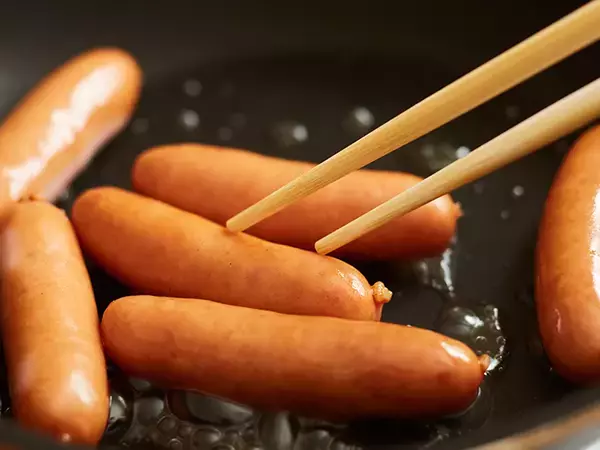 「メーカーが教えてくれた！焼く、茹でるを超える美味しい「熟焼」ウインナーを焼いてみた」の画像