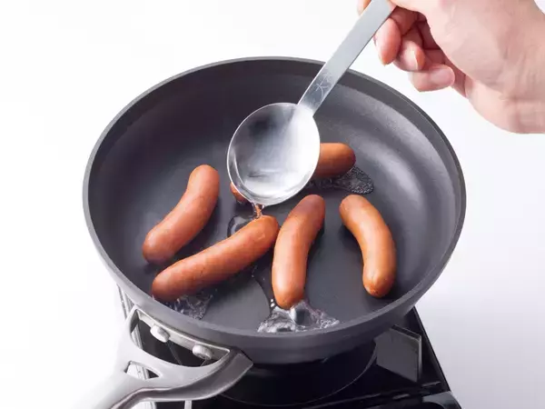 「メーカーが教えてくれた！焼く、茹でるを超える美味しい「熟焼」ウインナーを焼いてみた」の画像