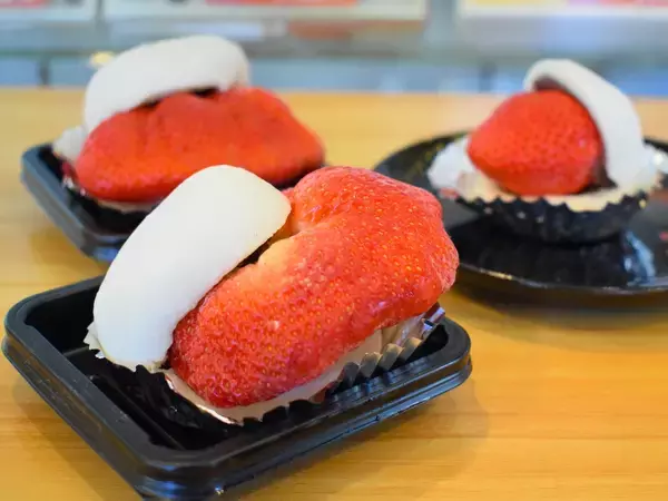 「老舗餅屋の“本気”が詰まった幻の逸品。熊本『米白餅本舗』のいちご大福」の画像