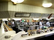 【大阪旅グルメ】バットに串かつがてんこ盛り!? 梅田の串かつ名店『松葉 総本店』を100％楽しむ方法