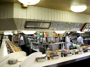 【大阪旅グルメ】バットに串かつがてんこ盛り!? 梅田の串かつ名店『松葉 総本店』を100％楽しむ方法