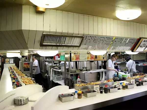 【大阪旅グルメ】バットに串かつがてんこ盛り!? 梅田の串かつ名店『松葉 総本店』を100％楽しむ方法