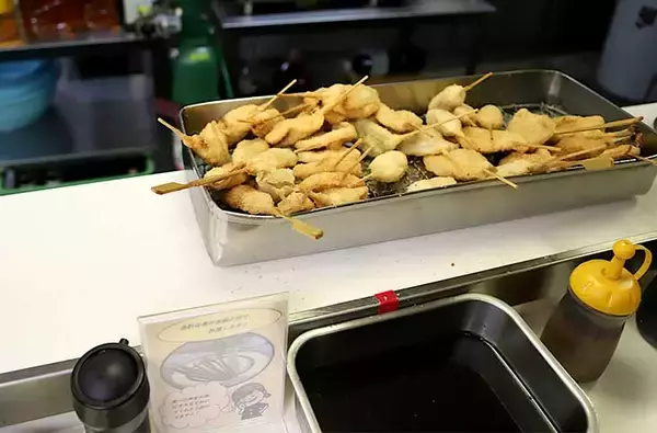 「【大阪旅グルメ】バットに串かつがてんこ盛り!? 梅田の串かつ名店『松葉 総本店』を100％楽しむ方法」の画像