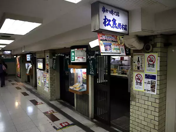 「【大阪旅グルメ】バットに串かつがてんこ盛り!? 梅田の串かつ名店『松葉 総本店』を100％楽しむ方法」の画像
