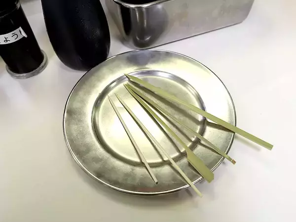 「【大阪旅グルメ】バットに串かつがてんこ盛り!? 梅田の串かつ名店『松葉 総本店』を100％楽しむ方法」の画像