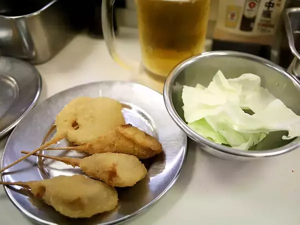 「【大阪旅グルメ】バットに串かつがてんこ盛り!? 梅田の串かつ名店『松葉 総本店』を100％楽しむ方法」の画像