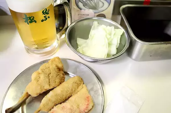 「【大阪旅グルメ】バットに串かつがてんこ盛り!? 梅田の串かつ名店『松葉 総本店』を100％楽しむ方法」の画像