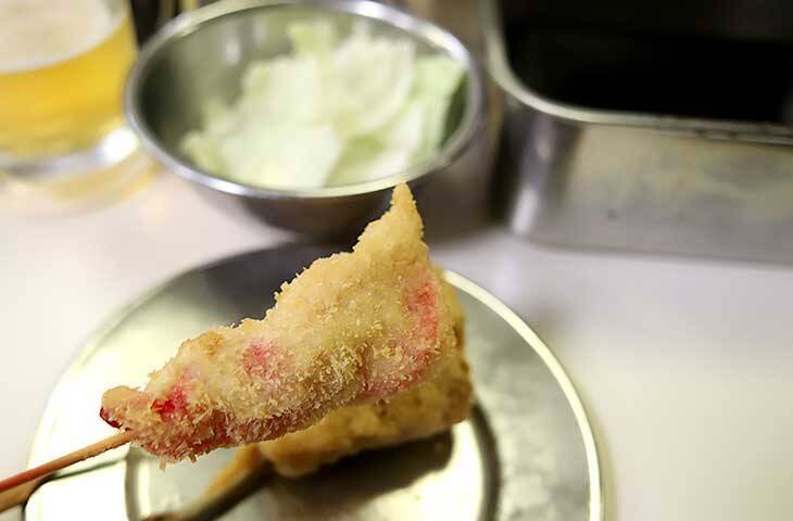 【大阪旅グルメ】バットに串かつがてんこ盛り!? 梅田の串かつ名店『松葉 総本店』を100％楽しむ方法