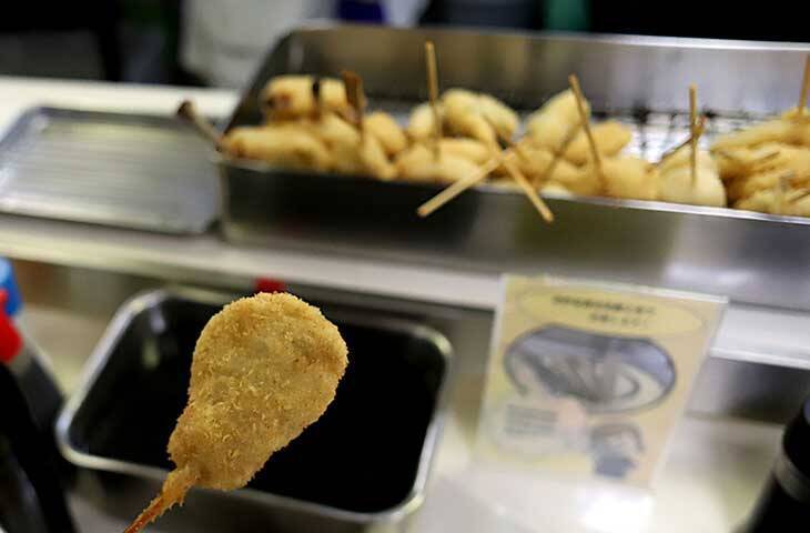 【大阪旅グルメ】バットに串かつがてんこ盛り!? 梅田の串かつ名店『松葉 総本店』を100％楽しむ方法