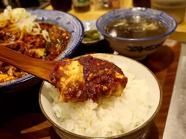 「【実食レポ】大阪駅前の『焼きそば専門店 水ト！』のシビ辛ウマい「麻婆焼きそばパンチ」が人気のワケ」の画像