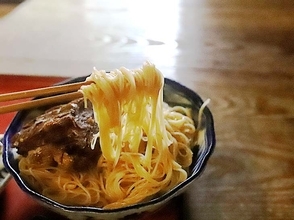 滋賀県・湖北地方の名物「焼鯖そうめん」とは？ 風情ある専門店で、歴史と異色の味を探った