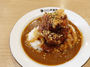 ココイチ史上もっとも挑戦的なカレー！？ 巨大な肉塊がのった「ナナシカレー」を食べてみた【CoCo壱番屋】