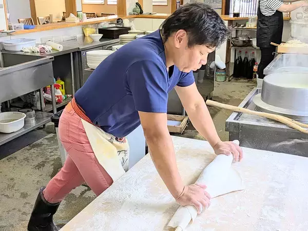 「行列には訳がある！ 会社員から転身した『白須うどん』三代目が作る「吉田のうどん」が旨いワケ」の画像
